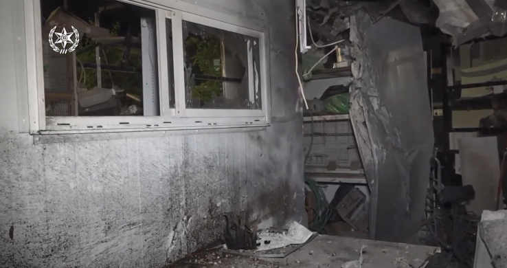 The damage to a house in Sderot (Right: Twitter account of Almog Boker; Left: Israel Police Force spokesman's unit, August 16, 2020).