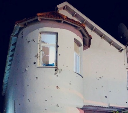 The house damaged by rocket fire in Sderot (Right: Twitter account of Almog Boker. Left: Israel Police Force spokesman's unit, August 16, 2020).