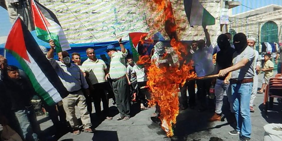 UAE flag burned at a demonstration in the village of Yatta (QudsN Facebook page, August 14, 2020).