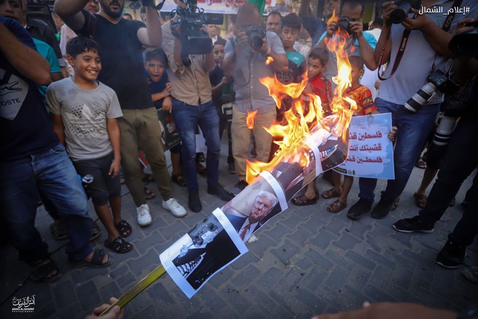 Pictures of the Israeli prime minister, the American president and the Abu Dhabi crown prince burned at a Hamas rally in the Jabalia refugee camp in the northern Gaza Strip, where senior Hamas figure Isma'il Radwan gave a speech (Facebook page of photojournalist Anas al-Sharif, August 15, 2020).