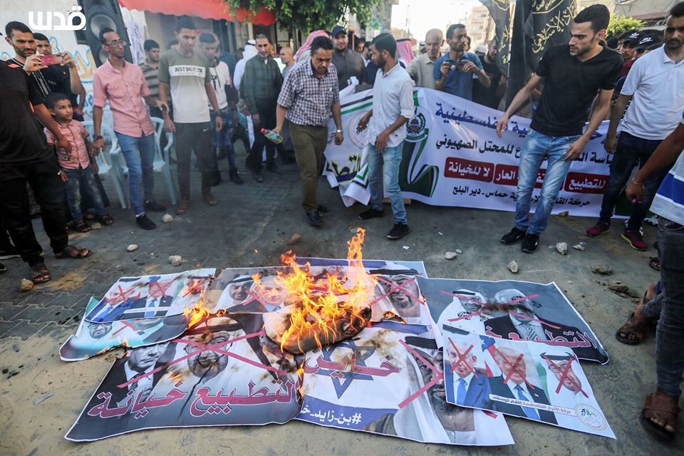 Burning pictures at a Hamas demonstration in Deir al-Balah (QudsN Facebook page, August 16, 2020).