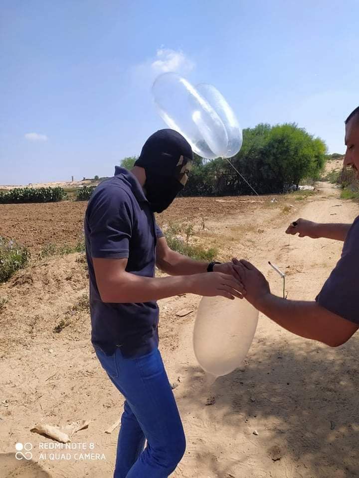 Popular Resistance Committees-affiliated Ahfad al-Nasser operatives launch balloons from the northern Gaza Strip (Twitter account of photojournalist Hazem Muzeid, August 18, 2020).