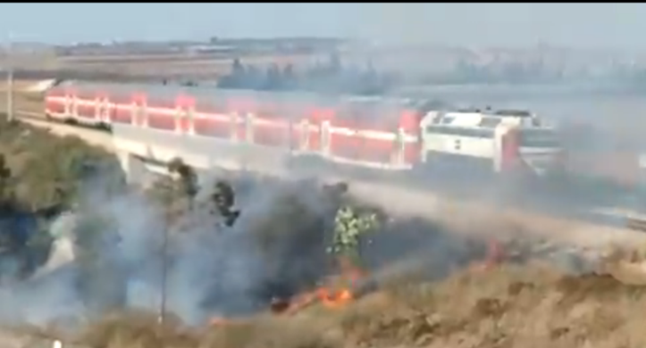 שריפה פרצה סמוך לפסי הרכבת המועצה האזורית שדות נגב, בזמן שרכבת עברה במקום (חשבון הטוויטר של אלמוג בוקר, 26 באוגוסט 2020).