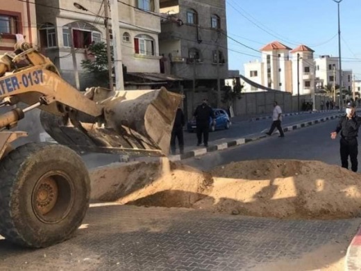 חסימת הכבישים המובילים לצפון הרצועה באמצעות סוללות עפר
 (דניא אלוטן, 27 באוגוסט 2020)
