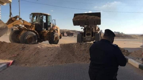 חסימת הכבישים המובילים לצפון הרצועה באמצעות סוללות עפר
 (דניא אלוטן, 27 באוגוסט 2020)
