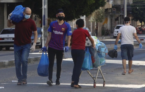 תושבי עזה מצטיידים במזון (ופא, 27 באוגוסט 2020).