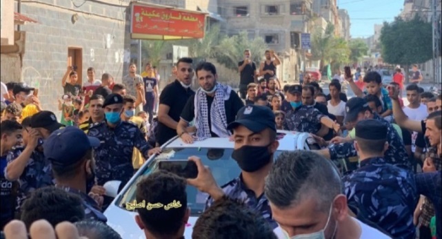 Despite the lockdown, a mass reception is held to welcome Ibrahim al-Bitar, released from an Israeli jail after 17 years (Twitter account of journalist Hassan Aslih, August 27, 2020).