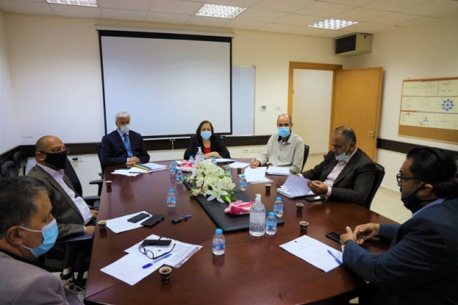 The minister of health meets with teams of experts to discuss opening the elementary schools (Facebook page of the ministry of health in Ramallah, August 26, 2020).