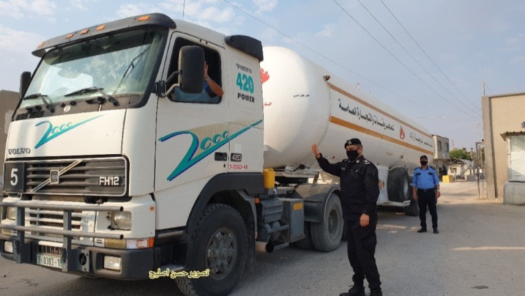 Diesel tankers enter the Gaza Strip through the Kerem Shalom Crossing (Twitter account of journalist Hassan Aslih, September 1, 2020). 