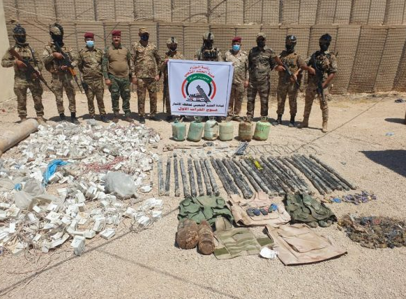 Des combattants de la Mobilisation populaire près de munitions trouvées dans la province d'Anbar (al-hashed.net, 30 août 2020)