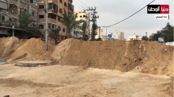 Earthworks on al-Nasr Street in Gaza City prevent the passage of vehicles between Gaza City and the northern Gaza Strip (Dunia al-Watan, September 4, 2020).