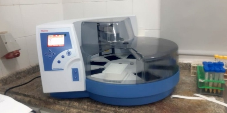 A PCR machine and swabs donated by Qatar's National Committee for the Reconstruction of Gaza (Committee website, September 1, 2020).