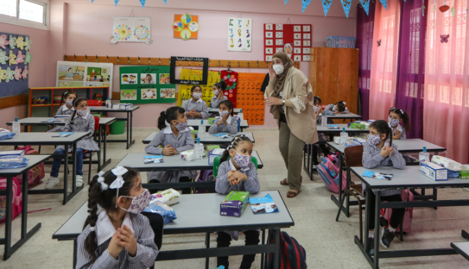 The elementary school year begins in the PA, with preventive measures in lace. Right: Hebron. Left: al-Bireh (Wafa, September 6, 2020).