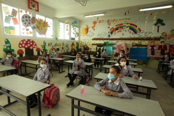 The elementary school year begins in the PA, with preventive measures in lace. Right: Hebron. Left: al-Bireh (Wafa, September 6, 2020).