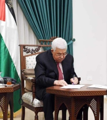 Mahmoud Abbas signs the changes of the laws increasing punishment (Mahmoud Abbas' Facebook page, September 2, 2020). 