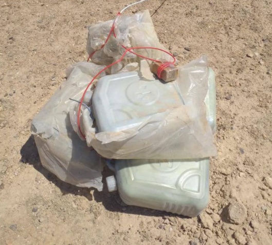 Deux explosifs constitués de réservoirs d'explosifs en plastique, localisés par l'armée irakienne dans la partie Nord-Ouest d'Al-Ramadi (Page Facebook du ministère irakien de la Défense, 26 septembre 2020)