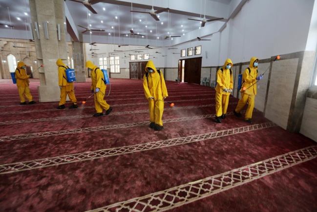 Disinfecting a mosque in Khan Yunis (Twitter account of photojournalist Ashraf Abu Amra, October 9, 2020).