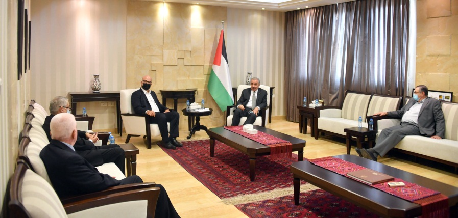 Muhammad Shtayyeh meets with a delegation from east Jerusalem hospitals