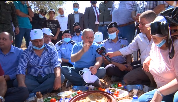 Muhammad Shtayyeh lors d'une cueillette d'olives à Birzeit. Peu de masques et pas de distanciation sociale (Page Facebook de Muhammad Shtayyeh, 11 octobre 2020)