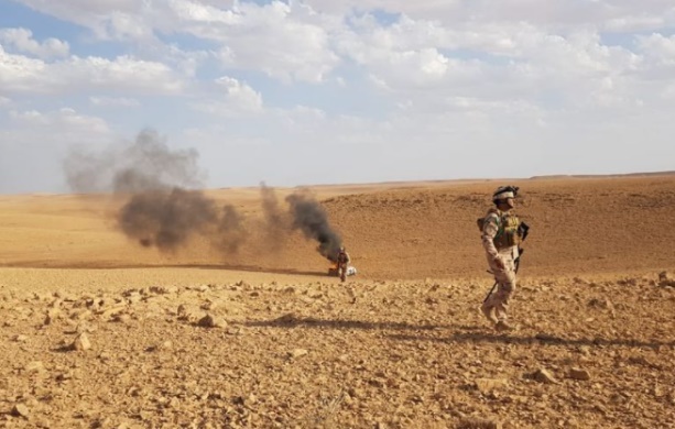 Soldats irakiens près de l'un des véhicules de l'Etat islamique en feu (Page Facebook du ministère irakien de la Défense, 4 octobre 2020)