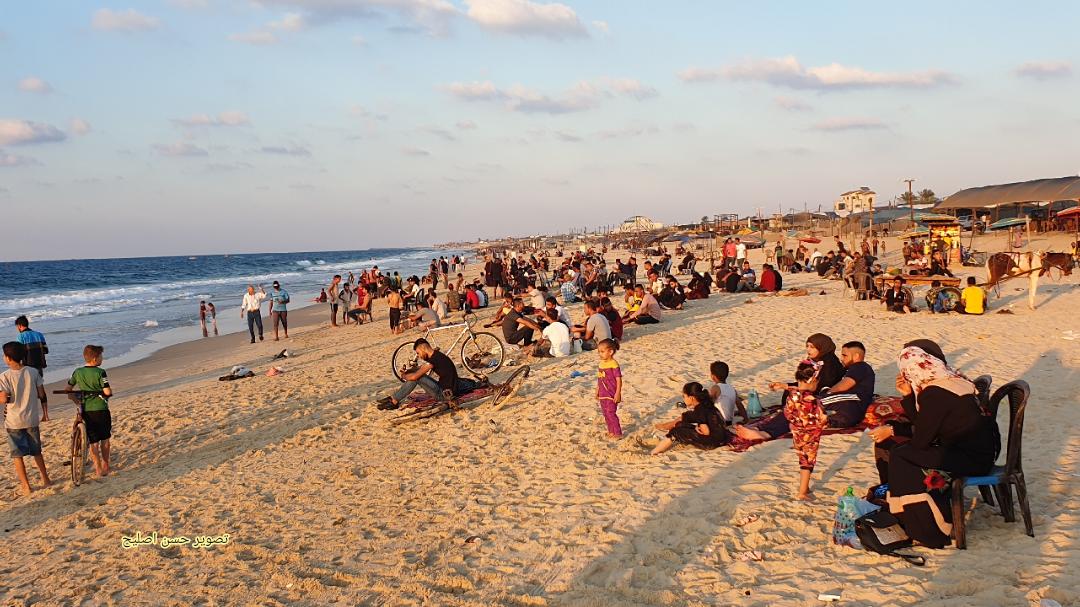 The beach in Khan Yunis. No masks, no social distancing (Twitter account of journalist Hassan Aslih, October 16, 2020)