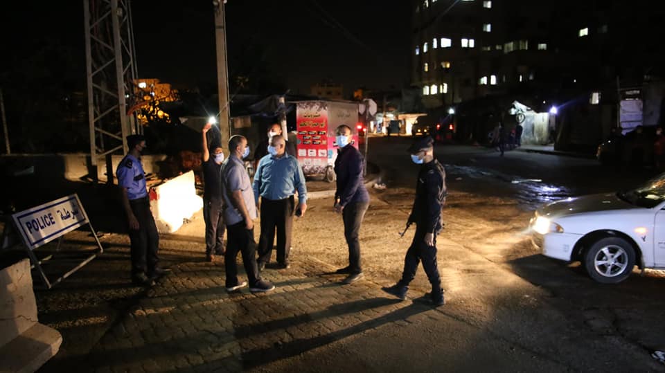 Tawfiq Abu Na'im, deputy minister of the interior (center), supervises the enforcement of the lockdown and curfew in the red areas in the Gaza district (Facebook page of the emergency committee for combatting Covid-19 in the Gaza district, October 23, 2020). 