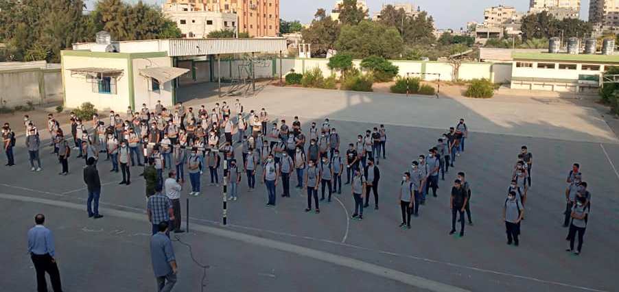 Seventh and 11th grade students return to school (Right: al-Ra'i news agency, October 26, 2020; Left: Palestine Online Twitter account, October 26, 2020).