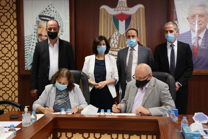 The Palestinian minister of health signs an agreement to operate the Red Crescent hospital in Nablus as a hospital for Covid-19 patients (Facebook page of the ministry of health in Ramallah, October 21, 2020).