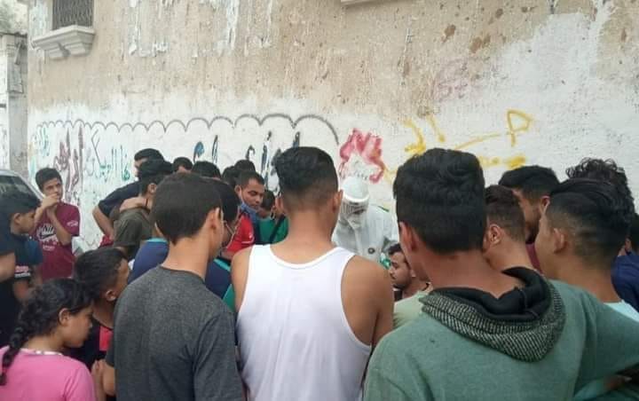 Gazans crowd around an employee from the ministry of health administering random tests. No masks, no social distancing (Facebook page of photojournalist Usama al-Facebook page of photojournalist Usama al-Kahlut, October 29, 2020).