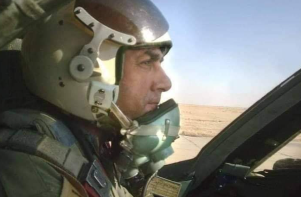 Manhal Aziz Saleh, un pilote de l'armée de l'air syrienne avec le grade de général de brigade, qui a été tué en route vers la base aérienne T-4 (Gauche : Compte Twitter Al-Badia 24, 31 octobre 2020. Droite : jesrpress.com, un nouveau site Internet opérant depuis Paris, affilié aux rebelles, 30 octobre 2020)