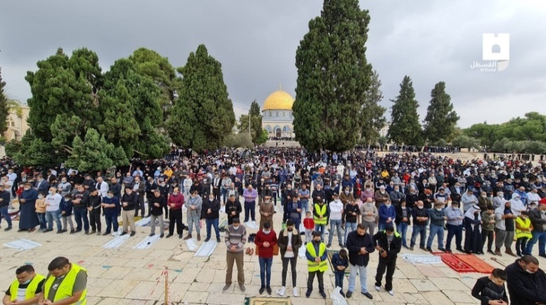 Mass Friday prayer on the Temple Mount. Few masks, no social distancing (AlQastalps Facebook page, November 6, 2020)