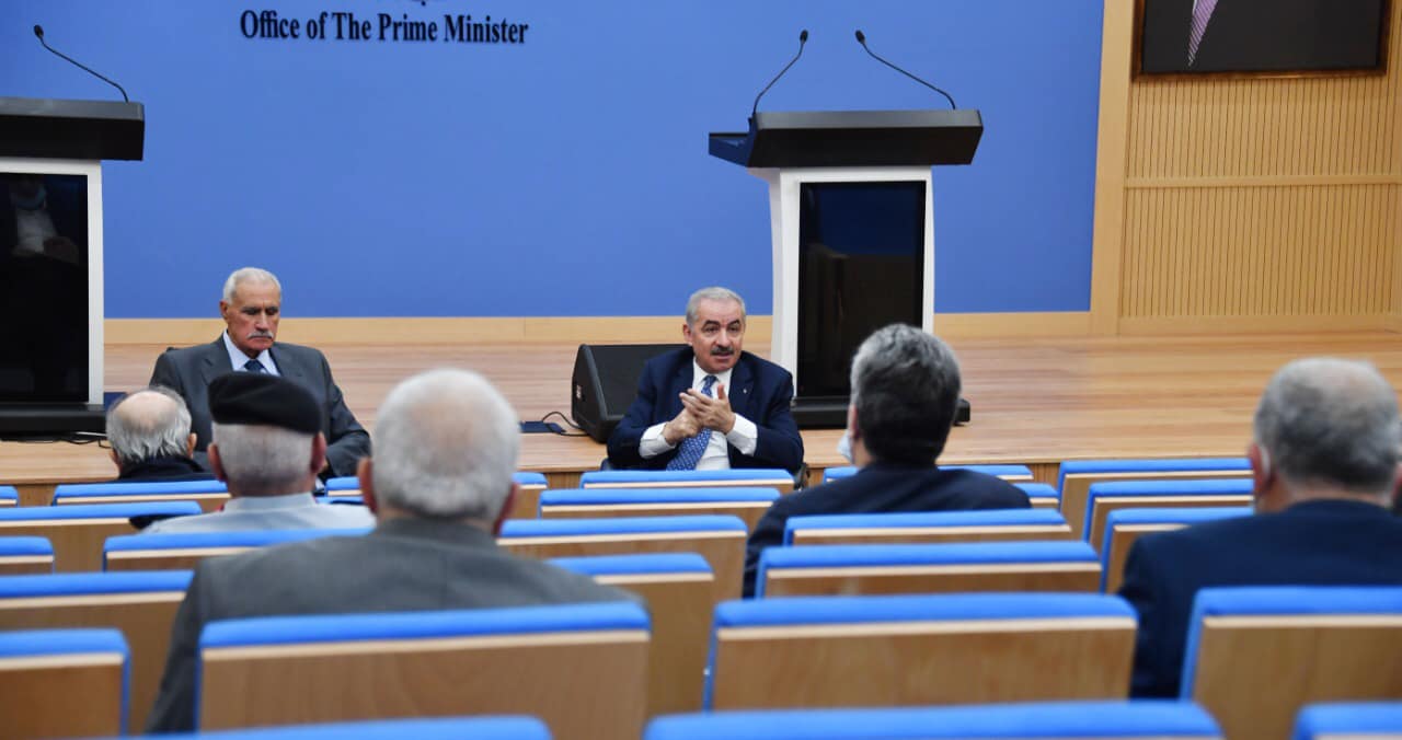 Muhammad Shtayyeh meets with the heads of the Palestinian security services, the emergency committee to combat Covid-19 and the district governors (Muhammad Shtayyeh's Facebook page, November 5, 2020).