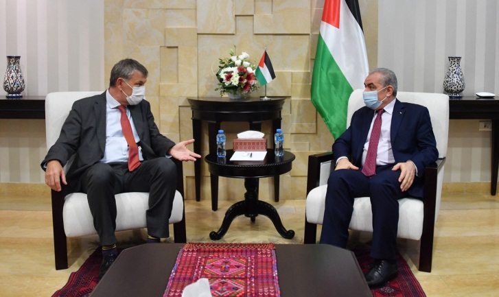 Muhammad Shtayyeh meets with UNRWA representative Philippe Lazzarini (Wafa, November 8, 2020).