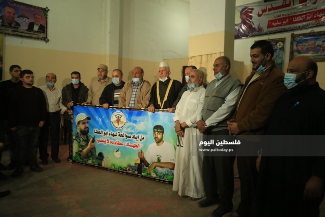 The ceremony in the Gaza Strip. Right: Senior figures. Left: Ziyad al-Nakhalah's recorded speech played at the ceremony (Paltoday, November 16, 2020).