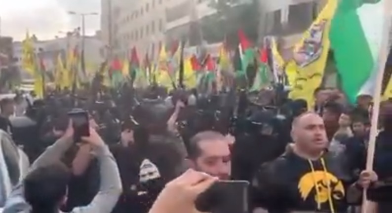 Armed, masked Fatah operatives at the rally in al-Ram. No social distancing (Fatah Facebook page, November 15, 2020).