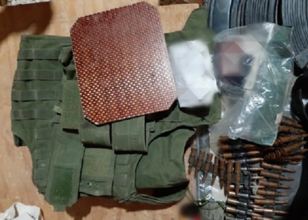 Weapons and equipment of the two ISIS operatives who were apprehended (Twitter account of the SDF Coordination and Military Ops Center, November 18, 2020)