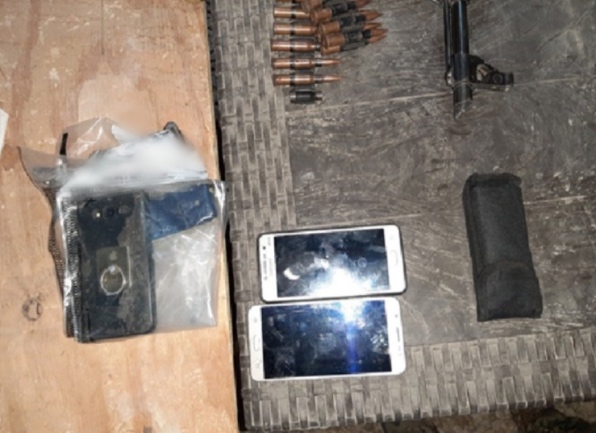 Weapons and equipment of the two ISIS operatives who were apprehended (Twitter account of the SDF Coordination and Military Ops Center, November 18, 2020)