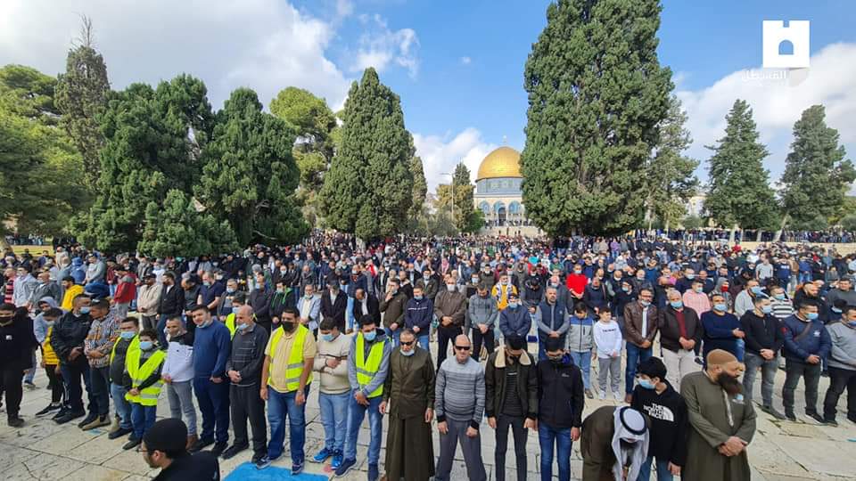 תפילת יום שישי בהר הבית. דווח על כ-12 אלף מתפללים במקום. תשומת לב לצפיפות הרבה ולכך שמתפללים רבים הם ללא מסכה (חשבון הטוויטר של PALINFO, 29 בנובמבר 2020)