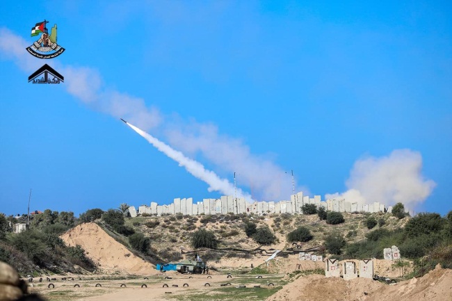 Firing rockets towards the sea (Right: Twitter account of Muhammad Khaled, December 29, 2020. Left: Telegram channel of the joint operations room, December 29, 2020).