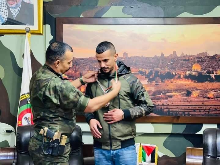 The commander of the Palestinian national security forces in Salfit presents a medal to the Palestinian singer who produced an anti-Israeli war-mongering song (QudsN Facebook page, December 27, 2020).