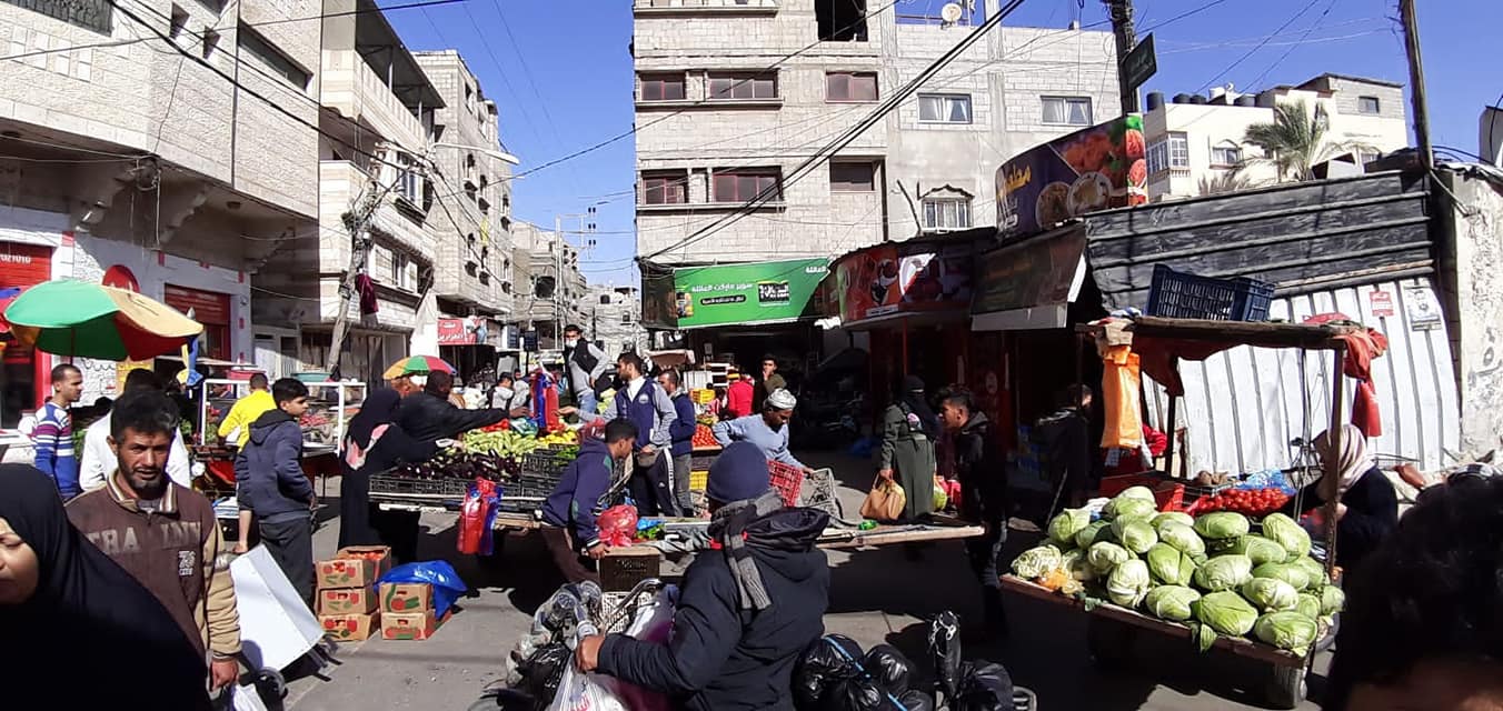 שוק הומה אדם בדיר אלבלח (דף הפייסבוק של אסאמה אלכחלות, 14 בינואר 2021)