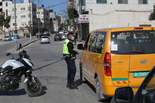 Palestinian security forces deployed during the lockdown in the Hebron district (Wafa, February 27, 2021).