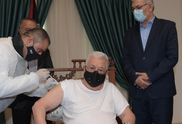 Mahmoud Abbas vaccinated in his office (Mahmoud Abbas' Facebook page, March 20, 2021).