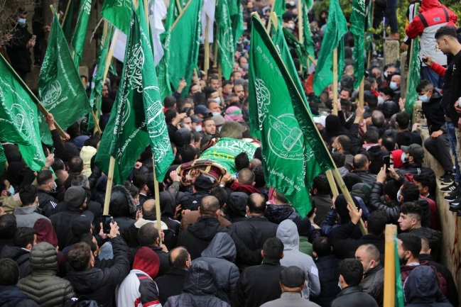 Hamas and Hamas military-terrorist wing flags were carried at the funeral held for Omar al-Barghouti (Sama News and the QudsN website, March 26, 2021).