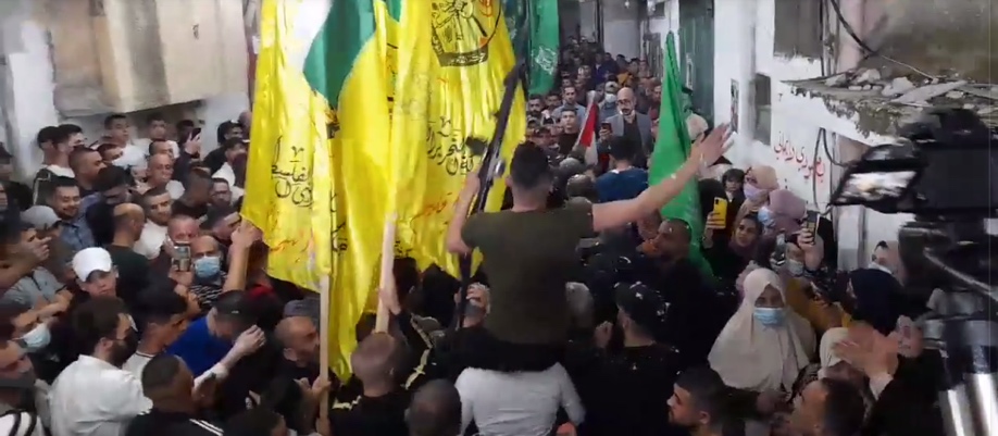 Yellow Fatah and green Hamas flags clearly visible at the reception (QudsN Facebook page, April 6 2021).