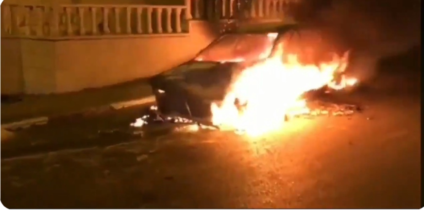 The Israeli vehicle that took a short cut and entered the Palestinian village of Ein Yabrud, set on fire by local residents (Palinfo Twitter account, April 19, 2021).