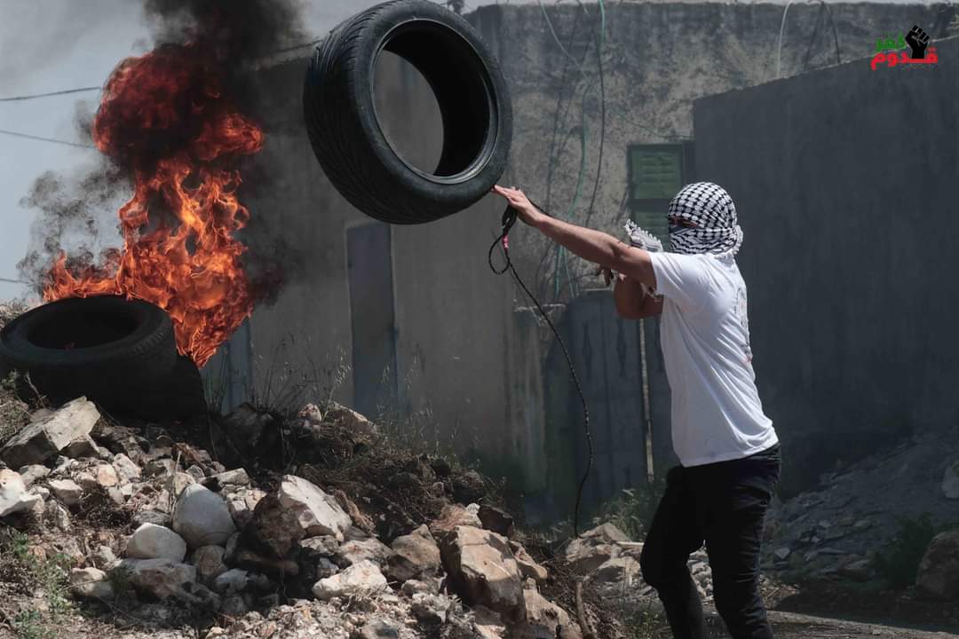 Palestinians confront Israeli security forces during the weekly riot in Kafr Qadoum (Palinfo Twitter account, April 16, 2021).