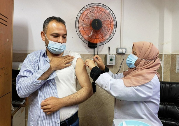 Administering the Pfizer vaccine for the first time (Twitter account of photojournalist Ashraf Abu Amra, April 22, 2021).