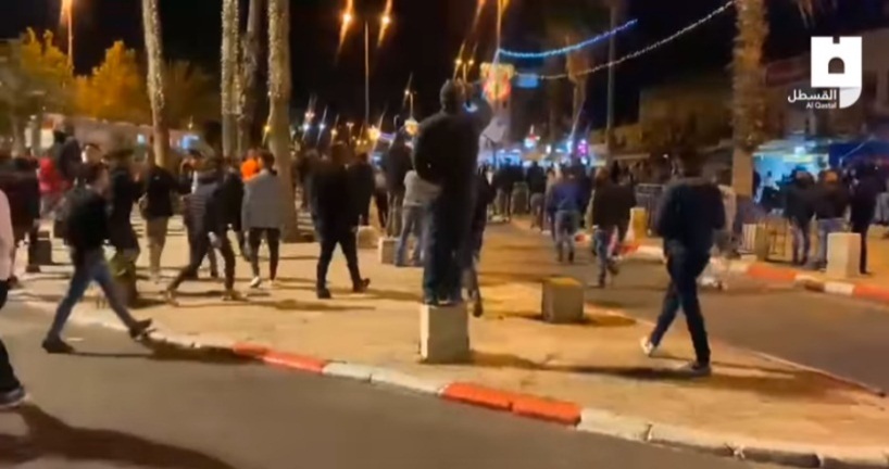 Palestinians stream towards the Damascus Gate to confront far-right activists (QudsN Facebook page, April 22, 2021).