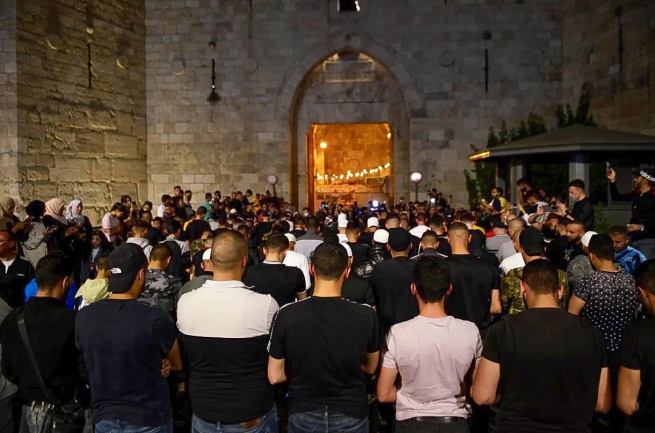 Mass prayer in front of the Damascus Gate after the barriers were removed (Wafa, April 26, 2021).